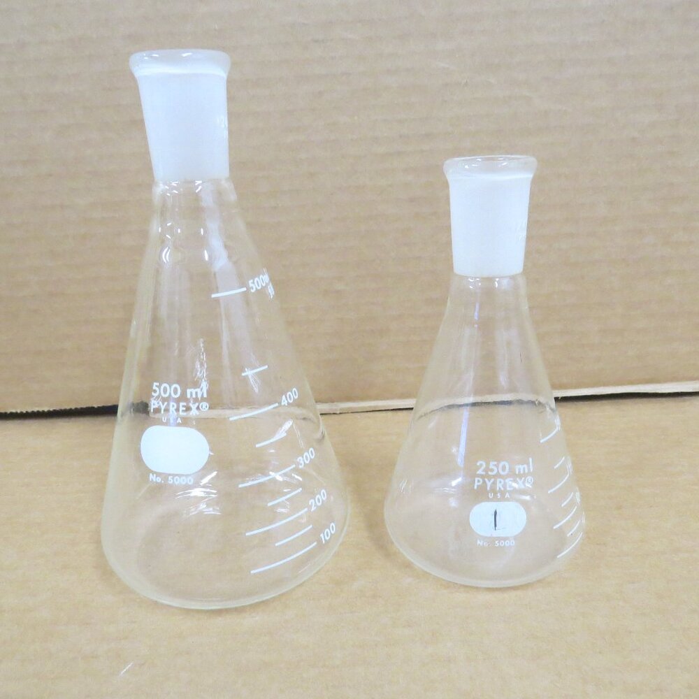 Pair of Corning Pyrex Glass Chemistry Lab Flasks, 500 mL / 250 mL